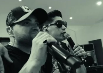 Chyno y Nacho sorprenden a Caracas con una presentación improvisada en el Metro