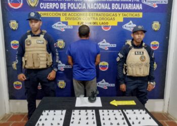 Funcionarios del Cuerpo de Policía Nacional Bolivariana adscritos a la División Contras las Drogas Sur del Lago, durante un dispositivo de saturación de área dan aprehensión a un sujeto por presunto delito de microtráfico de drogas.