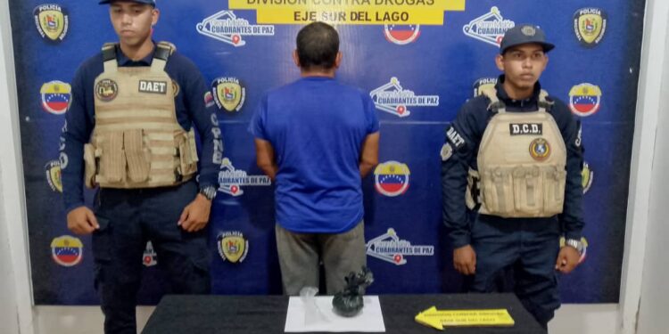 Funcionarios del Cuerpo de Policía Nacional Bolivariana adscritos a la División Contras las Drogas Sur del Lago, durante un dispositivo de saturación de área dan aprehensión a un sujeto por presunto delito de microtráfico de drogas.