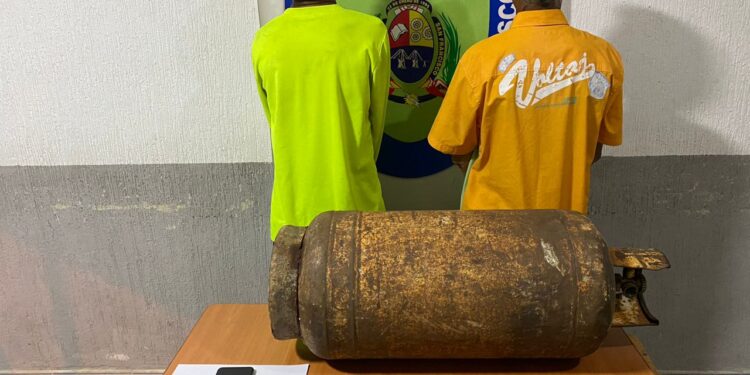 Polisur captura dos sujetos por hurto en el barrio Praderas del Sur y ultraje al funcionario