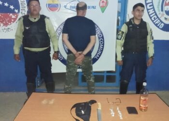 Polisur detiene sujeto en El Manzanillo, por violencia de género, microtráfico de droga y ultraje al funcionario