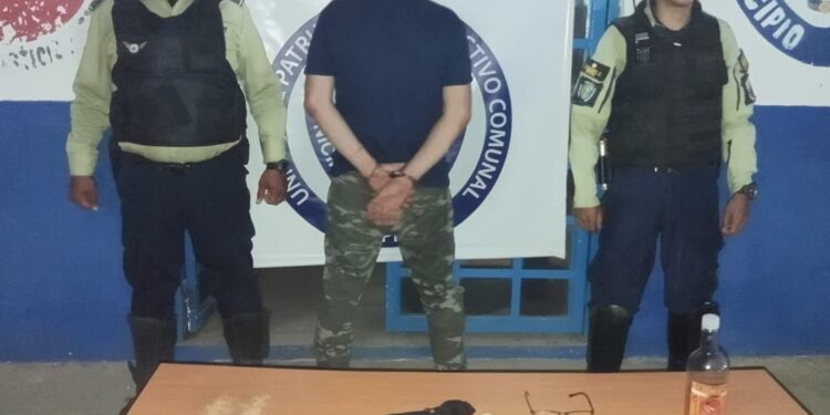 Polisur detiene sujeto en El Manzanillo, por violencia de género, microtráfico de droga y ultraje al funcionario