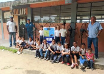 Alcaldía de Sucre entrega dotación al plantel educativo Maestro Hernán Enrique Viloria