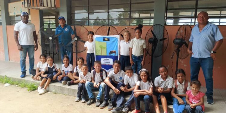 Alcaldía de Sucre entrega dotación al plantel educativo Maestro Hernán Enrique Viloria