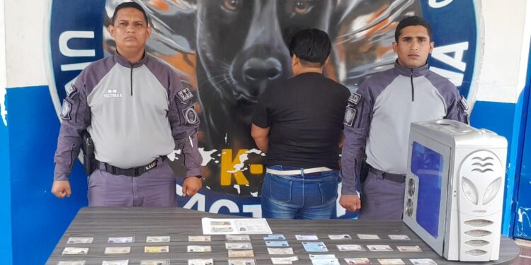 Polisur arresta ciudadana por usurpación de funciones y falsificación de documentos