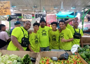los negritos de las verduras siguen trabajando por nuestro pais..