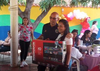 Polisur realiza homenaje a sus funcionarias en el día de las madres…