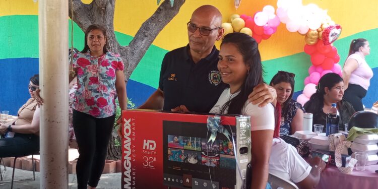Polisur realiza homenaje a sus funcionarias en el día de las madres…