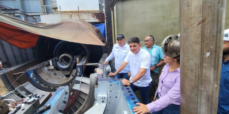 Avanzan trabajos de mantenimiento en infraestructuras eléctricas del Zulia en La Cañada de Urdaneta