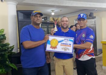 Primeros campeones de los Segundos Juegos Deportivos de Polisur, disciplina dominó