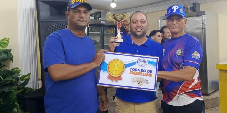 Primeros campeones de los Segundos Juegos Deportivos de Polisur, disciplina dominó