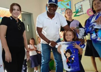 Alcaldía de Sucre favorece a estudiantes de Capiú con jornada médica y dotación de mobiliario