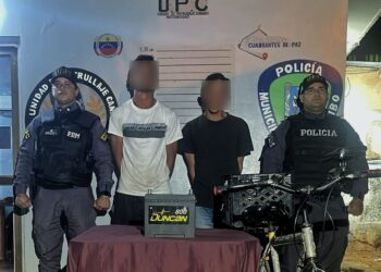 Polimaracaibo detiene a dos hombres por hurtar objetos en un estacionamiento en Juana de Ávila