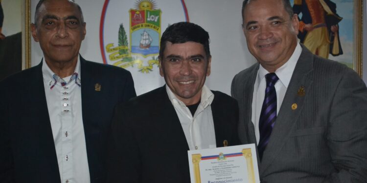Concejo Municipal de Santa Rita y alcalde Alenis Guerrero realizaron sesión para enaltecer la labor de los periodistas y da reconocimiento a Javier Ramírez director y dueño de la noticia al instante