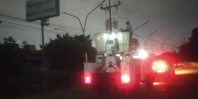 Se cae una guaya de alta tension en la curva de Molina y CORPOELEC de maneja inmediata atendió el siniestro