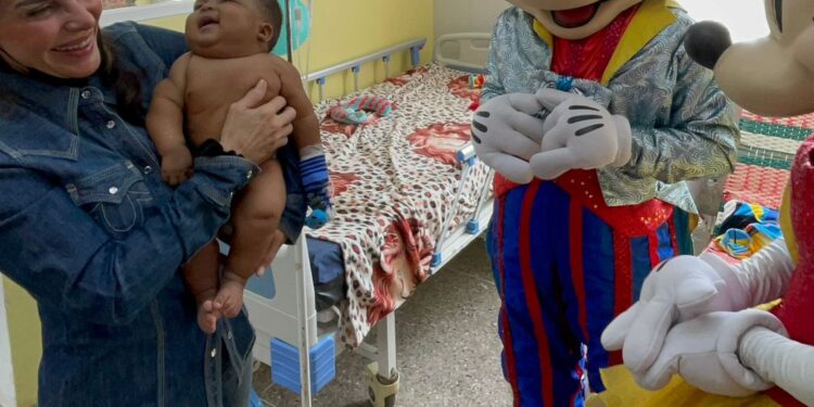 Eveling de Rosales entregó regalosen Hospital de Niños de Maracaibo
