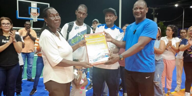 En Sucre reinauguran Cancha de Usos Múltiples Los Colina