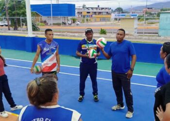 En Sucre Escuela de Voleibol Leonard Colina recibe dotación de artículos deportivos