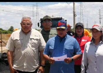 el presidente de corpozulia Néstor reverol continúa asfaltando las calles del estado zulia