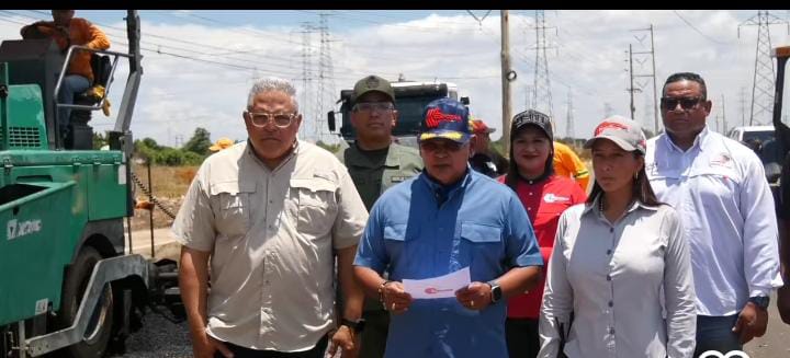 el presidente de corpozulia Néstor reverol continúa asfaltando las calles del estado zulia