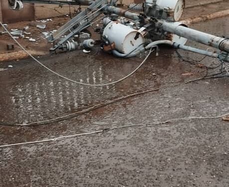 se cae un poste en la urb san rafael