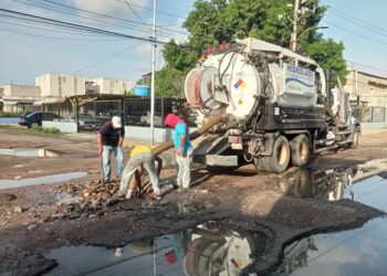 Luego de varias denuncias hidrolago realizó el destapede de cloacas en la urb la paz…