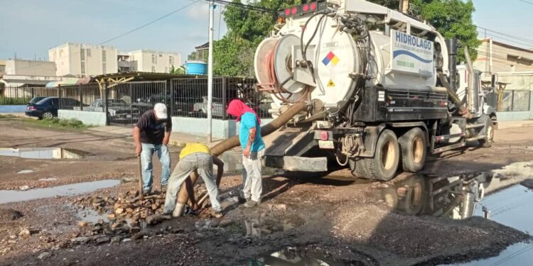 Luego de varias denuncias hidrolago realizó el destapede de cloacas en la urb la paz…