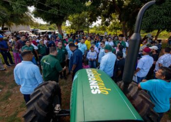 Productores del oeste ya cuentan con un tractor para impulsar cosechas en Maracaibo