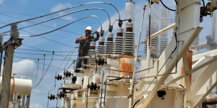 Beneficiados más de un millón de usuarios con mantenimiento en subestaciones eléctricas y líneas de transmisión en Zulia