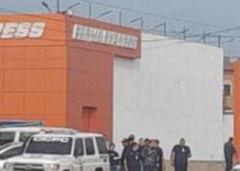 lanzan artefacto explosivo en farma exprés de la limpia….