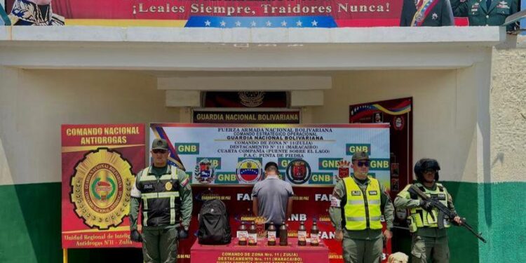 GNB detiene en el Puente Sobre el Lago a un hombre con casi 6 litros de Cocaína líquida