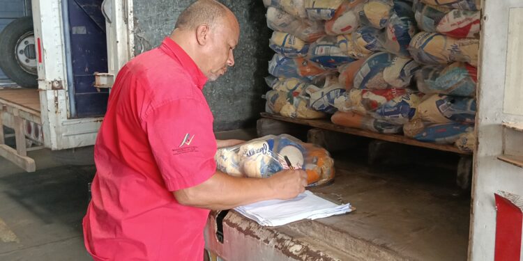 MPPE inicia en el Zulia entrega de combo alimentario a docentes