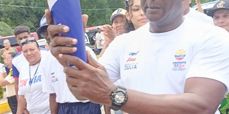 Antorcha de los Juegos Nacionales llegó al Zulia y el alcalde Yonys González la recibe