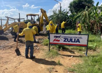 La Gobernación limpia Playa Macuto en un operativo especial de recolección de desechos