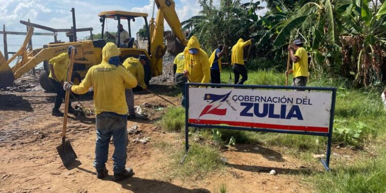 La Gobernación limpia Playa Macuto en un operativo especial de recolección de desechos