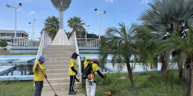 Gobierno Regional promueve la gestión ambiental con operativo de limpieza en el parque Udón Pérez de Maracaibo