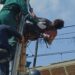 UN HOMBRE QUEDA PEGADO EN UN POSTE DE LUZ CUANDO TRATO DE PONER LA Electricidad de Contrabando