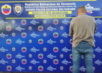 Funcionarios  de la pnb pertenecientes al servicio de Migración, capturan a un sujeto por los presuntos delitos de documento falso y usurpación de identidad.