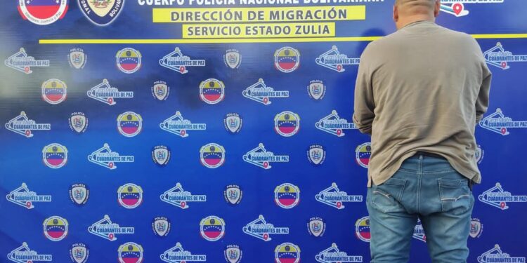 Funcionarios  de la pnb pertenecientes al servicio de Migración, capturan a un sujeto por los presuntos delitos de documento falso y usurpación de identidad.