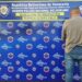 Funcionarios  de la pnb pertenecientes al servicio de Migración, capturan a un sujeto por los presuntos delitos de documento falso y usurpación de identidad.