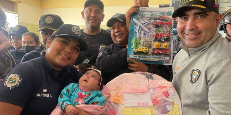 Funcionarios de la Policía Nacional Bolivariana, adscritos a la Dirección de Acciones Estratégicas y Tácticas, aportaron su granito de arena en el Hospital Materno Infantil de Cuatricentenario en Maracaibo, estado Zulia