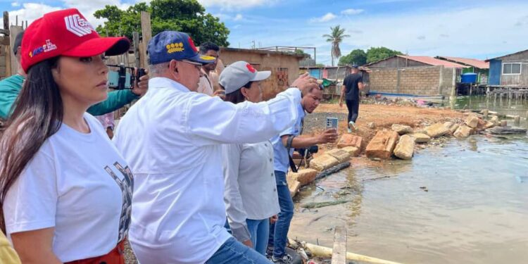 Corpozulia | Familias de Santa Rosa de Agua se benefician con la rehabilitación de sus casas y puente peatonal