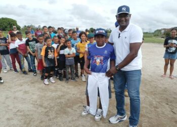 Alcalde Yonys González entregó terreno a la población de Tucanicito para un campo de Béisbol