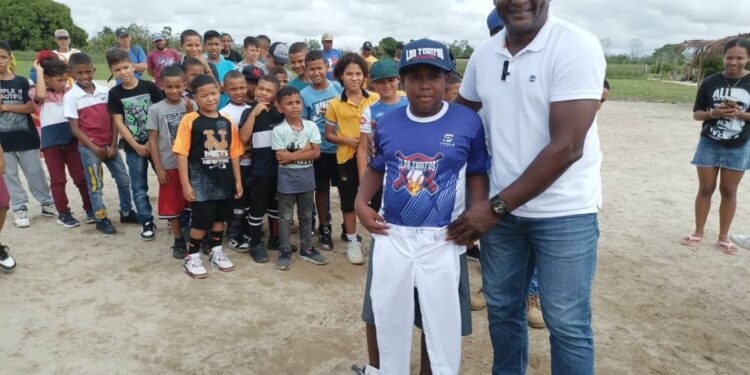 Alcalde Yonys González entregó terreno a la población de Tucanicito para un campo de Béisbol