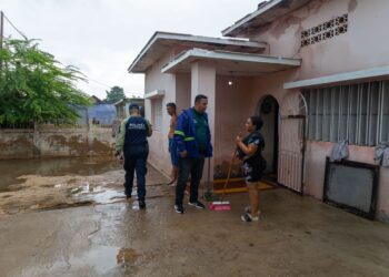 Alcaldía arranca trabajo de achique en viviendas de Arismendi afectadas por intensas lluvias en Maracaibo este 14-N