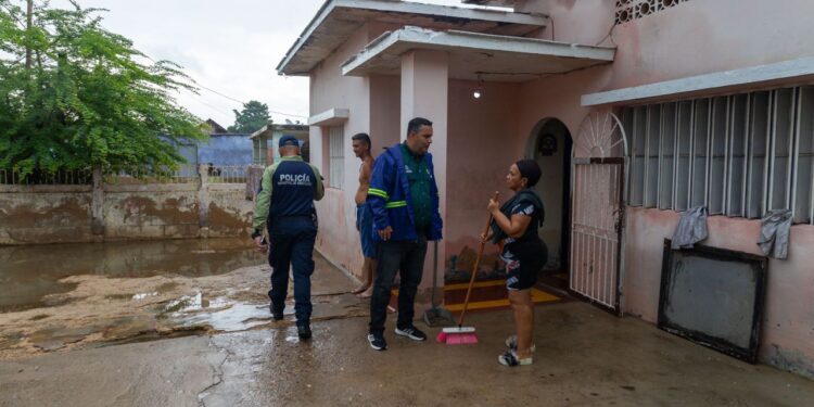 Alcaldía arranca trabajo de achique en viviendas de Arismendi afectadas por intensas lluvias en Maracaibo este 14-N