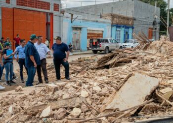 Bomberos rescatan a mujer de 84 años tras el colapso de su vivienda en la parroquia Bolívar