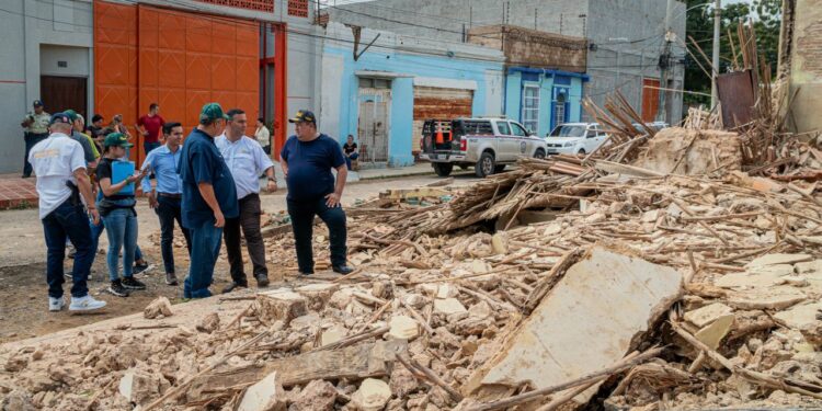 Bomberos rescatan a mujer de 84 años tras el colapso de su vivienda en la parroquia Bolívar