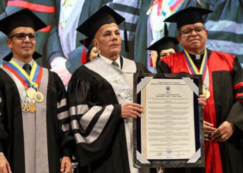 Rosales en su honoris causa: “la educación es el instrumento de cambio para la vida, la sociedad y la familia”