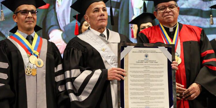 Rosales en su honoris causa: “la educación es el instrumento de cambio para la vida, la sociedad y la familia”